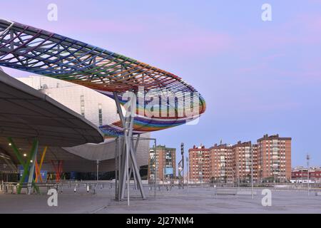 Palacio de Ferias y Congresos de Málaga (Centre de conférences et d'expositions) Bâtiment moderne extérieur au crépuscule à Malaga Andalousie Espagne. Banque D'Images