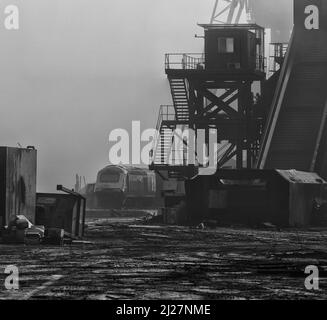 Le wagon de train à grande vitesse 43053 retiré dans la brume de Sims Metals, à Newport docks, au sud du pays de Galles, attendant d'être coupé pour la ferraille Banque D'Images