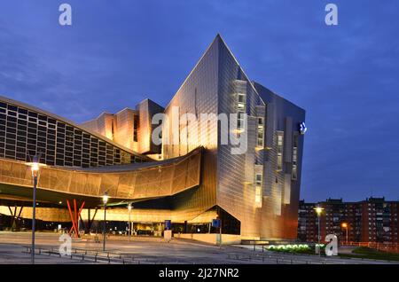 Palacio de Ferias y Congresos de Málaga (Centre de conférences et d'expositions) Bâtiment moderne extérieur au crépuscule à Malaga Andalousie Espagne. Banque D'Images