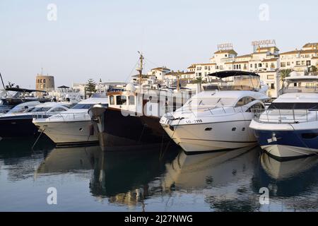 Yachts dans le port à l'aube à Puerto Banus, complexe de vacances de luxe situé dans le sud-ouest de Marbella en Andalousie Espagne. Banque D'Images