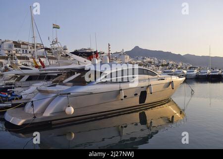 Yachts dans le port à l'aube à Puerto Banus, complexe de vacances de luxe situé dans le sud-ouest de Marbella en Andalousie Espagne. Banque D'Images