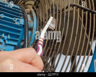 gros plan du ventilateur d'extraction nettoyé avec une petite brosse manuelle Banque D'Images