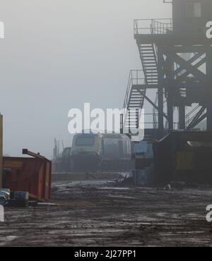 Les wagons de train à grande vitesse retirés 43053 43070 43079 dans la brume de Sims Metals, à Newport docks, dans le sud du pays de Galles, attendent d'être coupés pour la ferraille Banque D'Images