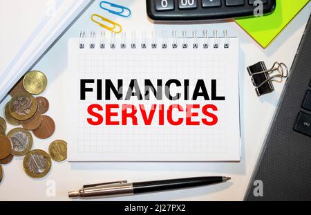 Schéma financier sur grand bloc-notes blanc, livre vert et feuille de papier avec FOURNISSEUR de services de texte . Concept d'entreprise Banque D'Images