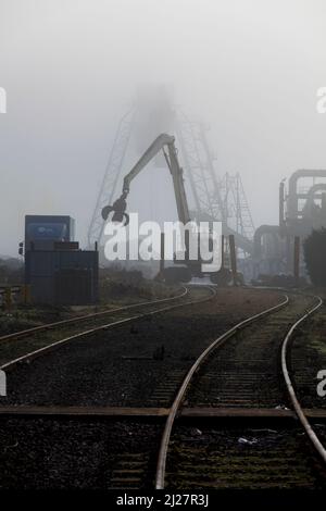 Les wagons de train à grande vitesse retirés 43053 43070 43079 dans la brume de Sims Metals, à Newport docks, dans le sud du pays de Galles, attendent d'être coupés pour la ferraille Banque D'Images