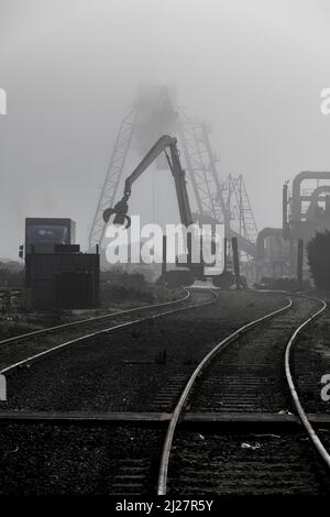 Les wagons de train à grande vitesse retirés 43053 43070 43079 dans la brume de Sims Metals, à Newport docks, dans le sud du pays de Galles, attendent d'être coupés pour la ferraille Banque D'Images