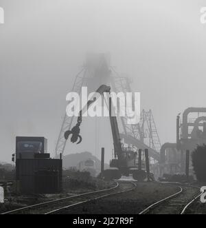 Les wagons de train à grande vitesse retirés 43053 43070 43079 dans la brume de Sims Metals, à Newport docks, dans le sud du pays de Galles, attendent d'être coupés pour la ferraille Banque D'Images