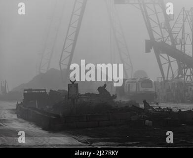 Les wagons de train à grande vitesse retirés 43053 43070 43079 dans la brume de Sims Metals, à Newport docks, dans le sud du pays de Galles, attendent d'être coupés pour la ferraille Banque D'Images