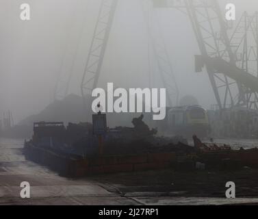 Les wagons de train à grande vitesse retirés 43053 43070 43079 dans la brume de Sims Metals, à Newport docks, dans le sud du pays de Galles, attendent d'être coupés pour la ferraille Banque D'Images