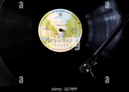 Une vue de dessus de Fleetwood Mac vinyle LP rumeurs. L'enregistrement est affiché sur un lecteur de disques ou une platine de disques avec l'aiguille se déplace sur l'enregistrement Banque D'Images