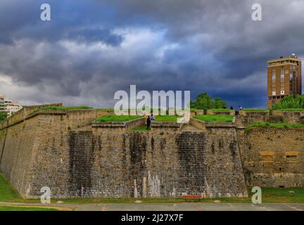 Personnes méconnaissables sur les murs de la citadelle, fortifications médiévales dans la vieille ville de Pampelune, Navarre, Espagne célèbre pour la course des taureaux Banque D'Images