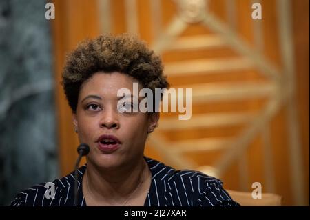 Washington, États-Unis. 30th mars 2022. Le directeur du Bureau et de la gestion et du budget Shalanda Young témoigne lors d'une audience du Comité du budget du Sénat sur la demande de budget du Président pour l'exercice 2023, au Capitole des États-Unis à Washington, DC, le mercredi 30 mars 2022. (Graeme Sloan/Sipa USA) Credit: SIPA USA/Alay Live News Banque D'Images