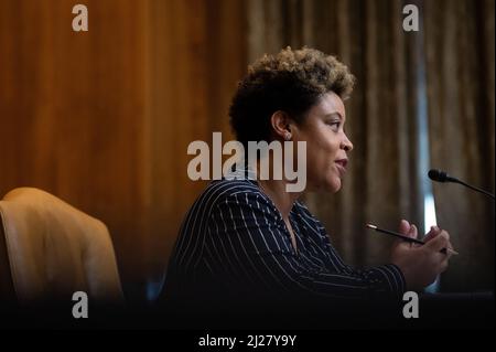 Washington, États-Unis. 30th mars 2022. Le directeur du Bureau et de la gestion et du budget Shalanda Young témoigne lors d'une audience du Comité du budget du Sénat sur la demande de budget du Président pour l'exercice 2023, au Capitole des États-Unis à Washington, DC, le mercredi 30 mars 2022. (Graeme Sloan/Sipa USA) Credit: SIPA USA/Alay Live News Banque D'Images