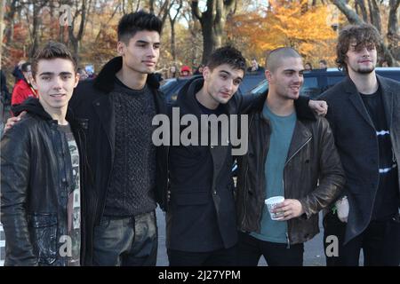 Nathan Sykes, Siva Kaneswaran, Tom Parker, Max George et Jay McGuiness of the Wanted assistent à la parade annuelle de l'action de grâce de Macy 86th à New York le 22 novembre 2012. Crédit photo : Henry McGee/MediaPunch Banque D'Images