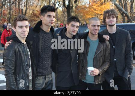 Nathan Sykes, Siva Kaneswaran, Tom Parker, Max George et Jay McGuiness of the Wanted assistent à la parade annuelle de l'action de grâce de Macy 86th à New York le 22 novembre 2012. Crédit photo : Henry McGee/MediaPunch Banque D'Images