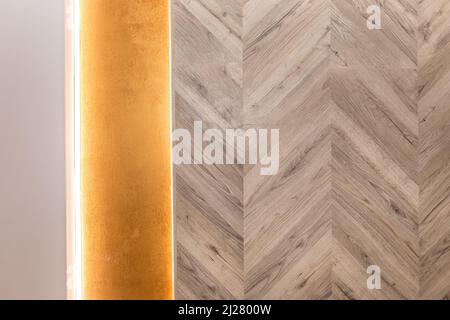 Décoration de plafond en bois laminé abstrait Architecture intérieure moderne structure de fond avec lumière linéaire LED. Banque D'Images