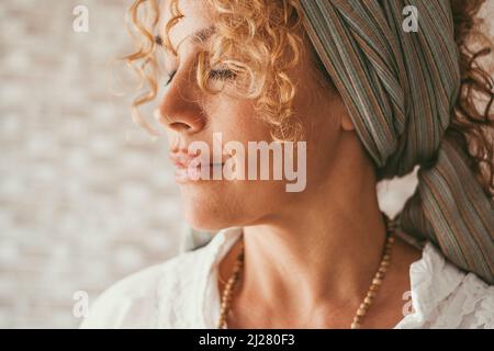 Bien-être et style de vie sain expression sereine femme. Portrait latéral des femmes en méditation. Moyenne d'âge jolie dame avec les yeux fermés et le pois Banque D'Images