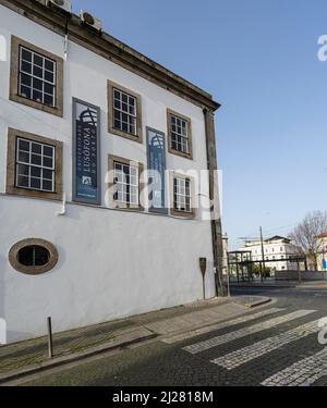 Porto, Portugal. Mars 2022. Vue extérieure du palais de l'université de Lusofona dans le centre-ville Banque D'Images