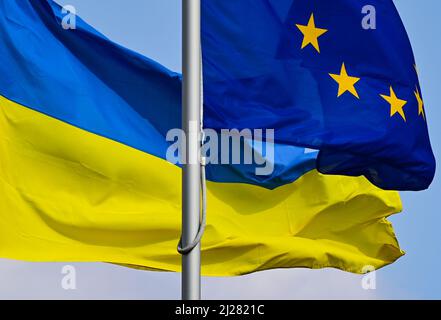 29 mars 2022, Brandebourg, Francfort (Oder) : les drapeaux de l'Ukraine et de l'UE agissent sous le vent. Photo: Patrick Pleul/dpa-Zentralbild/ZB Banque D'Images