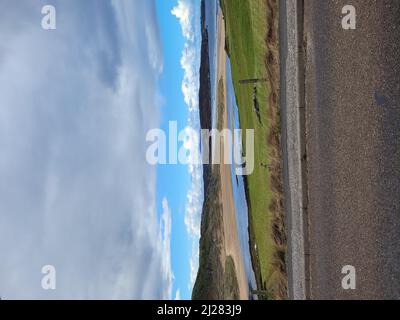 Une vue magnifique sur le Loch Humphrey, vue depuis le bord de la route contre un ciel bleu et nuageux dans l'ouest du Dunbartonshire, en Écosse Banque D'Images