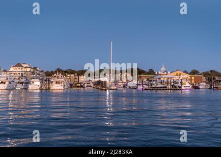 NEWPORT, Etats-Unis - SEP 23, 2017: yacht de luxe au coucher du soleil dans le port de Newport, Etats-Unis. Banque D'Images