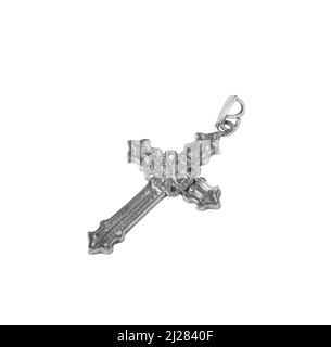 Collier en croix en argent crucifix isolé sur fond blanc. Banque D'Images