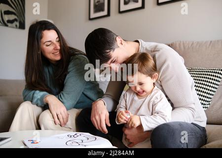 Une famille heureuse se détendre à la maison. Banque D'Images