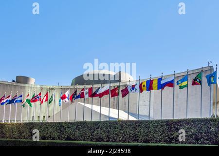 New York, États-Unis - 4 octobre 2017 : Les Nations Unies construisent des drapeaux des pays participants au soleil. Banque D'Images
