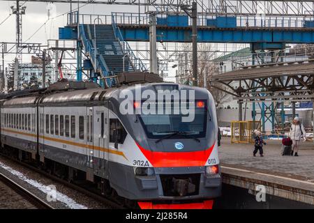 Moscou, Russie. 30th mars, 2022 personnes marchent sur une plate-forme de la gare de Belorussky avec des trains de banlieue et des trains longue distance dans le centre de Moscou, en Russie Banque D'Images