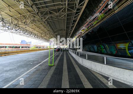 Recife, PE, Brésil - 19 octobre 2021 : zone extérieure de l'aéroport international de Recife, REC, Guarararapes - Gilberto Freyre. Banque D'Images