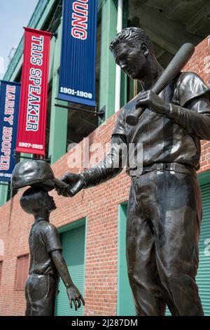 Une photo de la statue de Ted Williams à l'extérieur de Fenway Park, stade des Boston Red Sox, États-Unis Banque D'Images