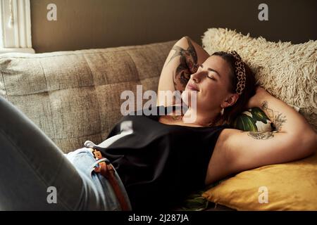 C'est pourquoi les week-ends ont été inventés. Photo d'une jeune femme qui se détend sur le canapé à la maison. Banque D'Images