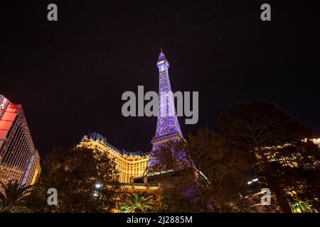 Las Vegas, Nevada, Etats-Unis - 10 mars 2019 : Paris Hôtel et casino de Las Vegas la nuit à Las Vegas, Nevada, Etats-Unis. Banque D'Images