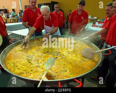 Préparation d'une paella géante lors de la foire traditionnelle de Fuengirola. Banque D'Images