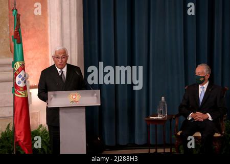 Lisbonne, Portugal. 30th mars 2022. Le Premier ministre portugais Antonio Costa (L) prononce un discours à côté du président portugais Marcelo Rebelo de Sousa (R) lors de la cérémonie d'assermentation du nouveau gouvernement au palais d'Ajuda à Lisbonne (Portugal), le 30 mars 2022. (Credit image: © Pedro Fiuza/ZUMA Press Wire) Credit: ZUMA Press, Inc./Alamy Live News Banque D'Images