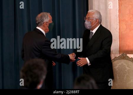 Lisbonne, Portugal. 30th mars 2022. Le président portugais Marcelo Rebelo de Sousa (L ) se met à serrer la main avec le Premier ministre portugais Antonio Costa lors de la cérémonie d'assermentation du nouveau gouvernement au palais d'Ajuda à Lisbonne (Portugal), le 30 mars 2022. (Credit image: © Pedro Fiuza/ZUMA Press Wire) Credit: ZUMA Press, Inc./Alamy Live News Banque D'Images