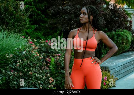 Belle jeune femme coureur debout en plein air dans la tenue de sport entraîneur personnel blogueur de sport Banque D'Images