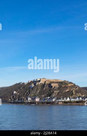 Koblenz, Allemagne - 14 février 2021 : forteresse d'Ehrenbreitstein à Koblenz, Allemagne sous ciel bleu. Banque D'Images