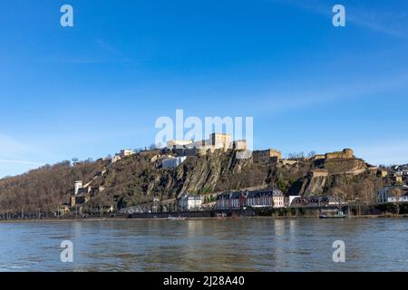 Koblenz, Allemagne - 14 février 2021 : forteresse d'Ehrenbreitstein à Koblenz, Allemagne sous ciel bleu. Banque D'Images