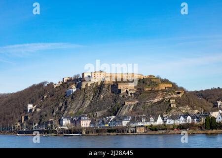 Koblenz, Allemagne - 14 février 2021 : forteresse d'Ehrenbreitstein à Koblenz, Allemagne sous ciel bleu. Banque D'Images