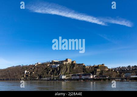 Koblenz, Allemagne - 14 février 2021 : forteresse d'Ehrenbreitstein à Koblenz, Allemagne sous ciel bleu. Banque D'Images