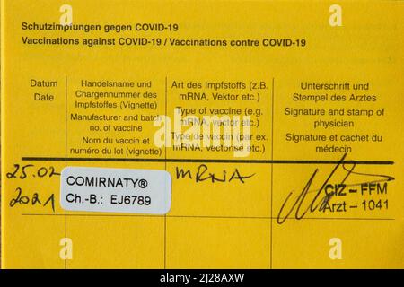 Francfort, Allemagne - 11 mars 2021 : livre de vaccination allemand avec vaccination documentée par comirnagie. Banque D'Images