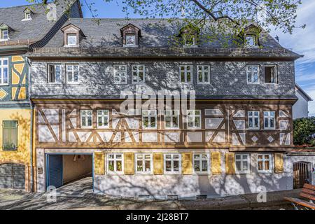 Francfort, Allemagne - le 24 avril 2021 : façade d'un bâtiment à colombages datant du 18th siècle sur l'ancienne place du marché historique de Francfort Hoechst. Banque D'Images