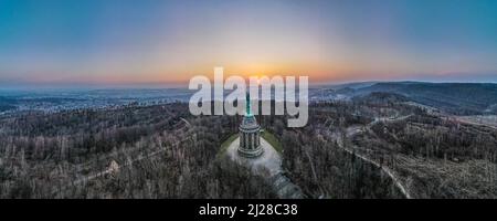 Une vue panoramique sur le monument Hermannsdenkmal sur une colline au coucher du soleil à Detmold, Allemagne Banque D'Images