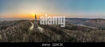 Une vue panoramique sur le monument Hermannsdenkmal sur une colline au coucher du soleil à Detmold, Allemagne Banque D'Images