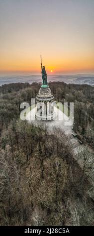 Une photo verticale du monument Hermannsdenkmal sur une colline au coucher du soleil à Detmold, en Allemagne Banque D'Images