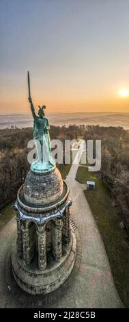 Une photo verticale du monument Hermannsdenkmal sur une colline au coucher du soleil à Detmold, en Allemagne Banque D'Images