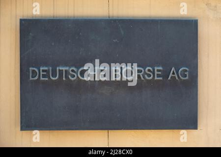 Francfort, Allemagne - 13 juin 2021 : gros plan avec l'inscription Deutsche Börse AG à l'entrée de la bourse de Francfort. L'un des plus impor Banque D'Images