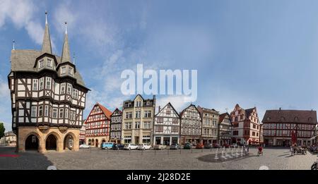 Alsfeld, Allemagne - 25 juin 2021 : célèbre hôtel de ville et maisons historiques à colombages sur la place centrale d'Alsfeld, allemagne. Banque D'Images