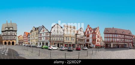 Alsfeld, Allemagne - 25 juin 2021 : célèbre hôtel de ville et maisons historiques à colombages sur la place centrale d'Alsfeld, allemagne. Banque D'Images